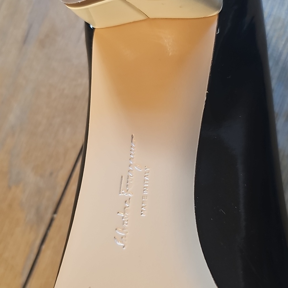 Salvatore Ferragamo Ebony & Ivory Trimmed Low Heeled Pumps Size 9.5, B width - Picture 7 of 13